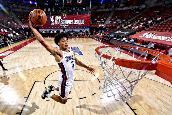 2026年NBA状元秀陈飞在夏季联赛中上演暴扣